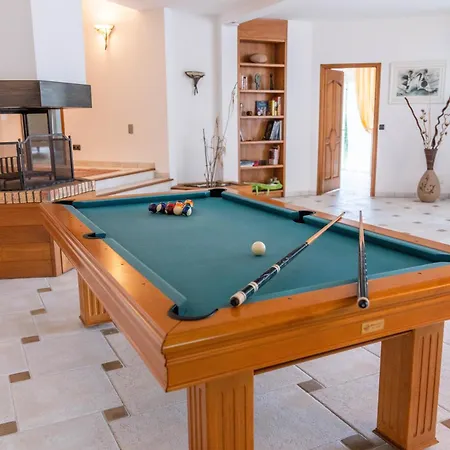 Villa Luxury -villa-piscine-jacuzzi-famille-table De Billard - Pros Servicesconciergerie