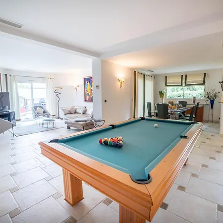 Luxury -villa-piscine-jacuzzi-famille-table De Billard - Pros Servicesconciergerie Villa
