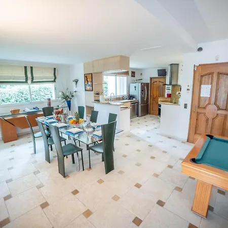 Luxury -villa-piscine-jacuzzi-famille-table De Billard - Pros Servicesconciergerie