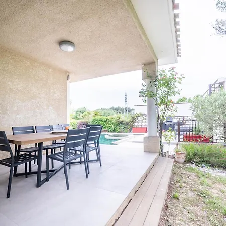 Luxury -villa-piscine-jacuzzi-famille-table De Billard - Pros Servicesconciergerie Villa