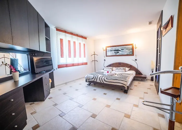 Luxury -villa-piscine-jacuzzi-famille-table De Billard - Pros Servicesconciergerie Βίλα *