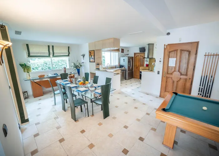 Luxury -villa-piscine-jacuzzi-famille-table De Billard - Pros Servicesconciergerie