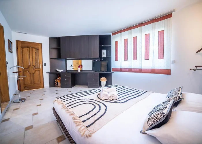 Luxury -villa-piscine-jacuzzi-famille-table De Billard - Pros Servicesconciergerie